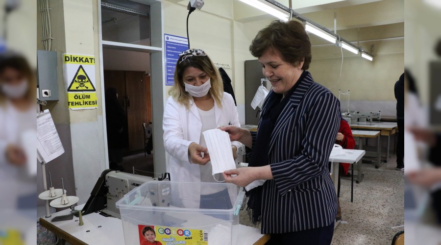 Gnll retmenler salklar iin maske retiyor