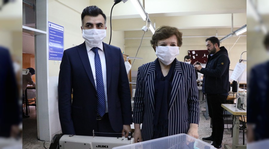 Gönüllü öğretmenler sağlıkçılar için maske üretiyor
