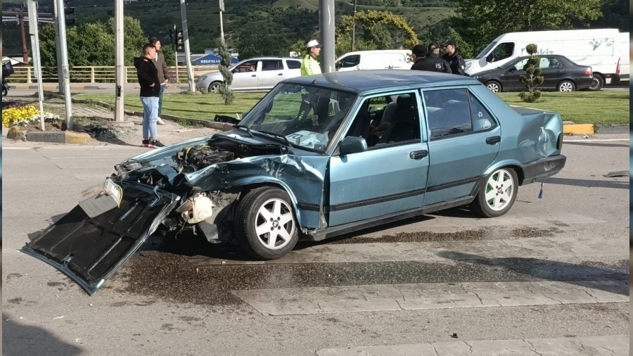Hafif ticari ara otomobille arpt: 2 yaral
