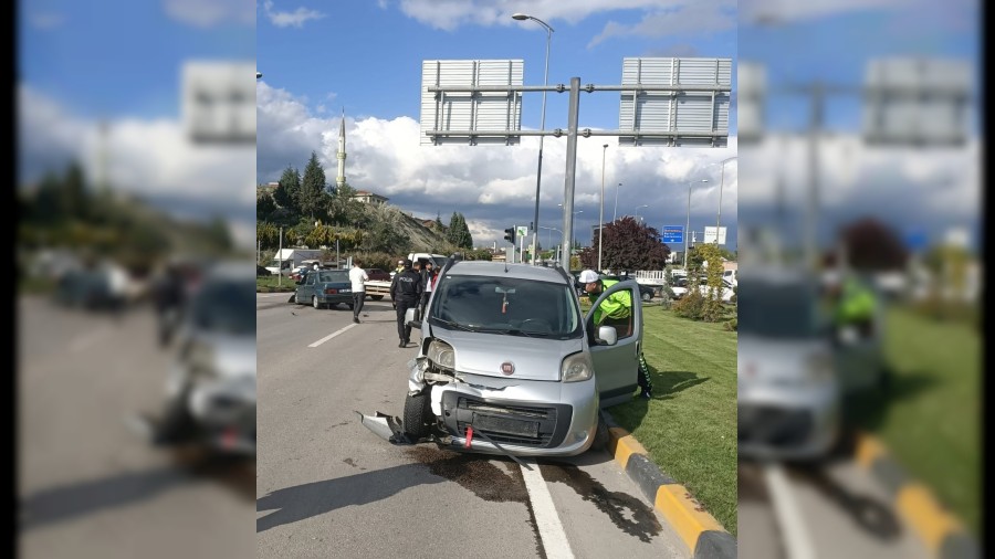 Hafif ticari araç otomobille çarpıştı: 2 yaralı