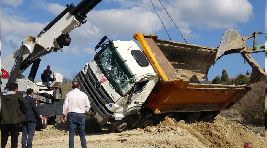 Hafriyat boşaltan kamyon devrildi: 1 yaralı