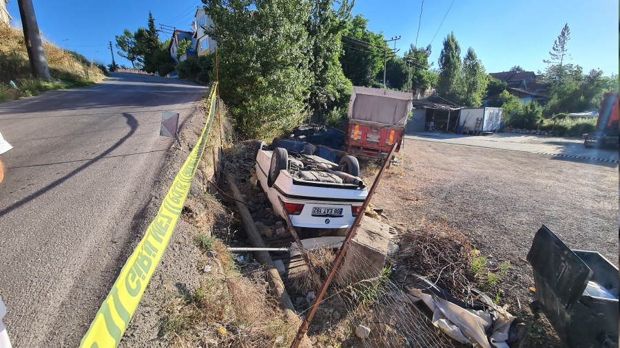 Otomobil arampole devrildi, 2 yaral