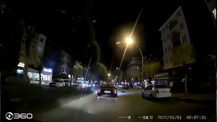 Otomobilin altnda kalan kedi telef oldu