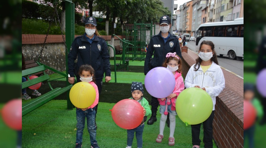Polis ekipleri ocuklar balon ile sevindirdi