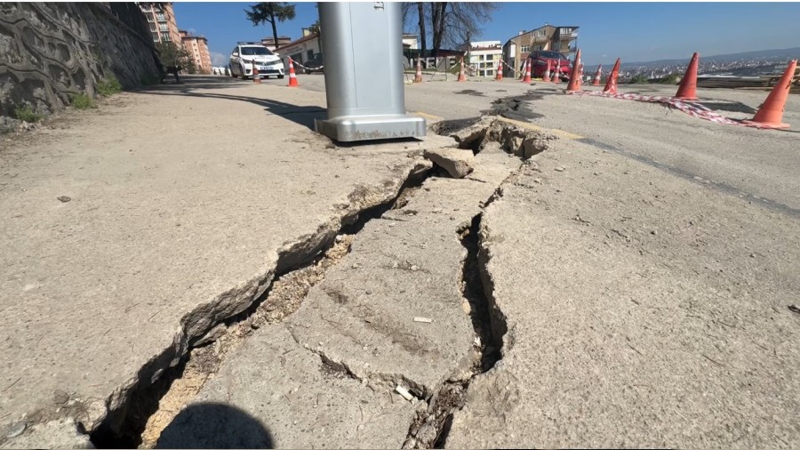 Valilik konutu tehlike alt�nda: �atlaklar ilerliyor