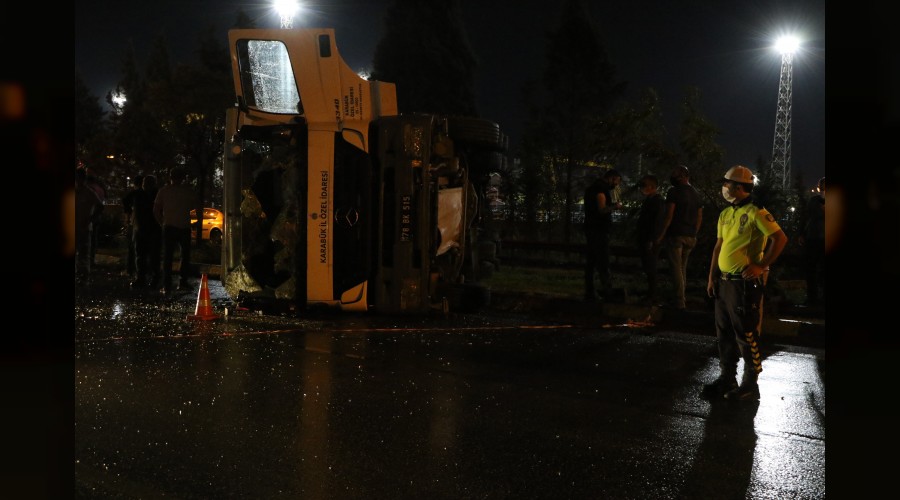 Yamurda kayganlaan yolda kamyon kazas: 1 yaral