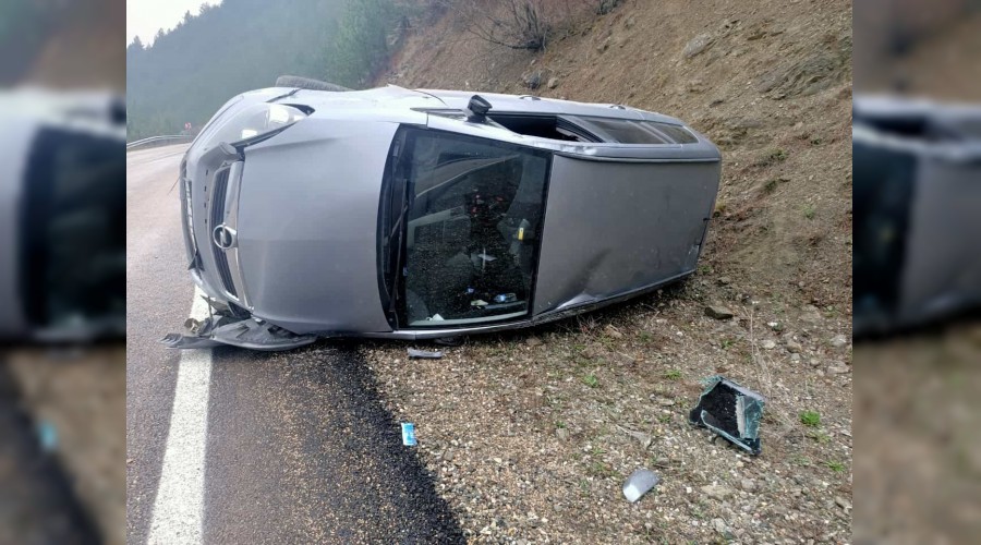 Yoldan kan otomobil devrildi
