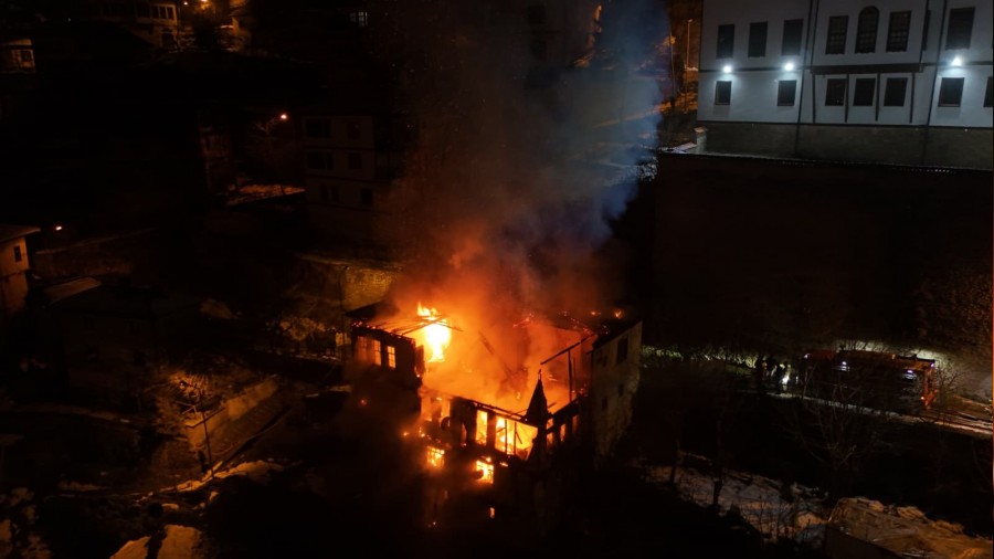 200 y�l�k tarihi konak alevlere teslim oldu