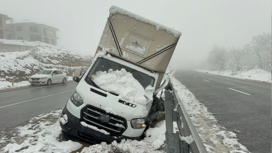 A�a�lar devrildi yol kapand�, ara�lar kay�p kaza yapt�