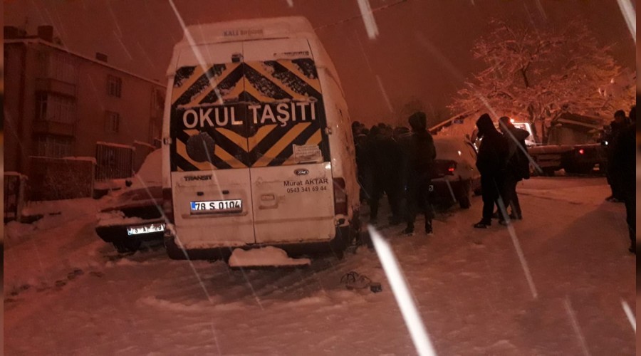 Buz pistine dönen yolda kazalar art arda geldi