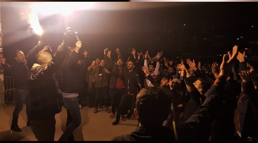 Derbi sonras taraftarlar birbirine girdi