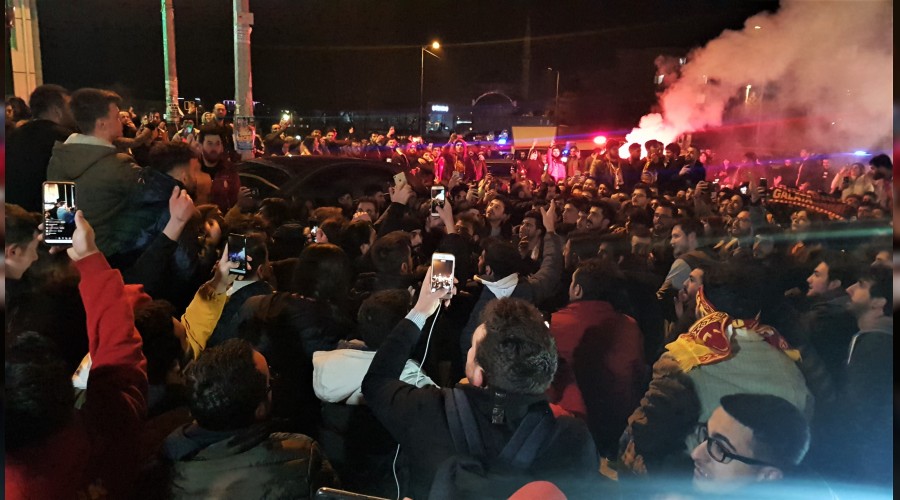 Derbi sonras taraftarlar birbirine girdi