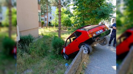 Direksiyonu kilitlenen otomobil apartman bahesine dt