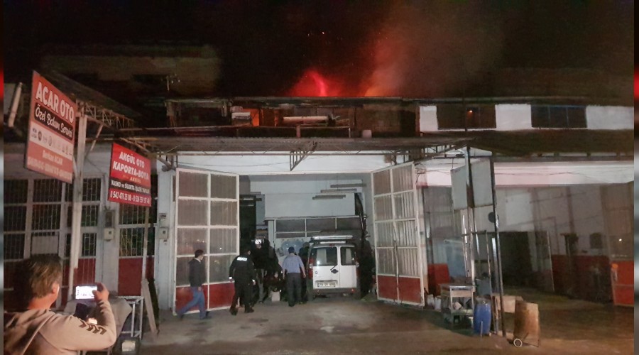 Gece yarısı kaportacıda yangın