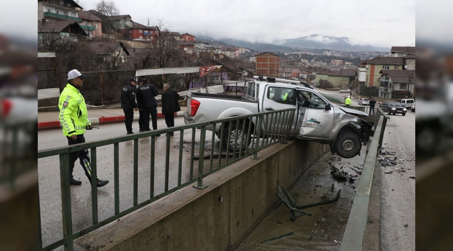 Kamyonet su kanalnda asl kald: 2 yaral