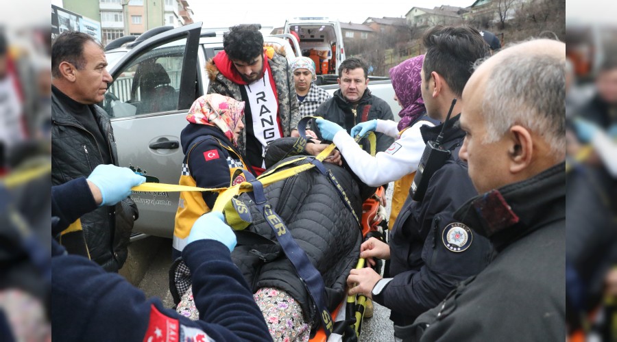 Kamyonet su kanalında asılı kaldı: 2 yaralı