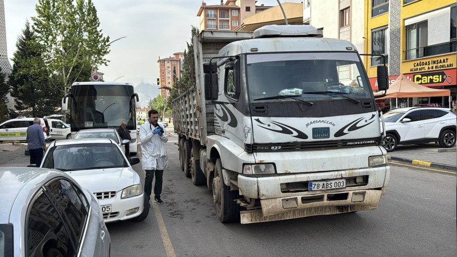 Kamyonun arpt gen kz hayatn kaybetti