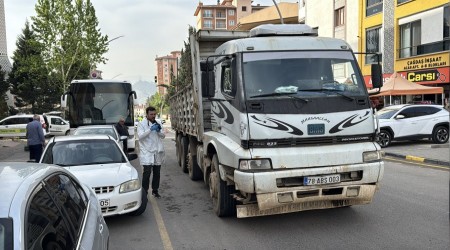 Kamyonun arpt gen kz hayatn kaybetti