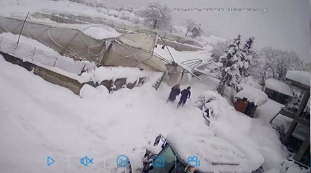 Kar y���n� alt�nda kalan �ift�iyi kom�ular� kurtard�