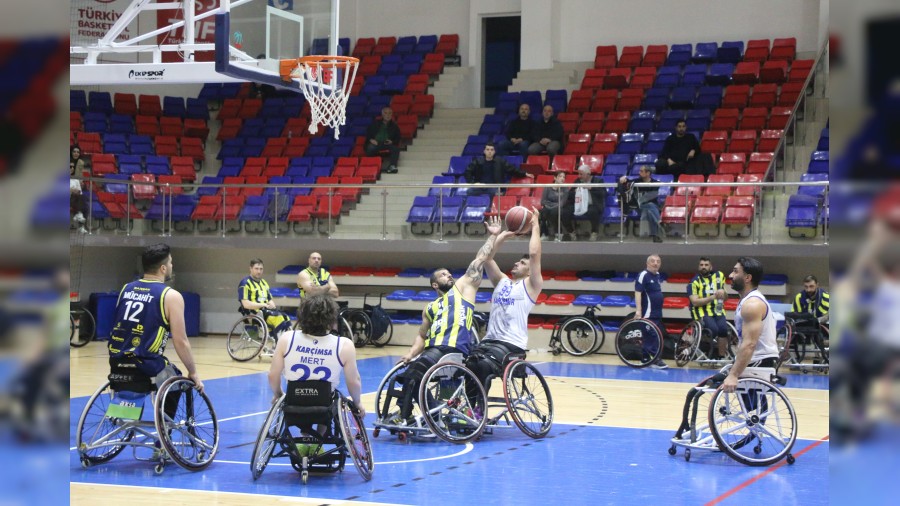 Karab�k Demir Kartal, sahas�nda Fenerbah�e'ye ma�lup oldu