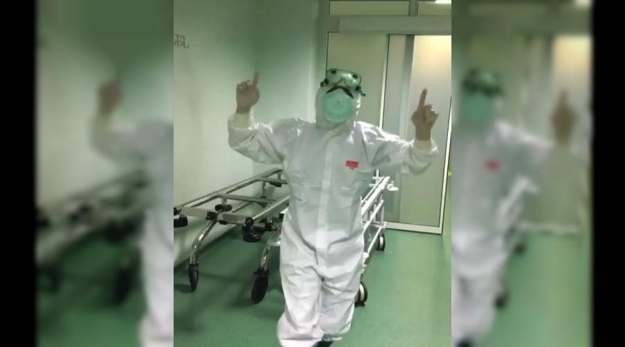 Sağlıkçılar moral için dans ediyor