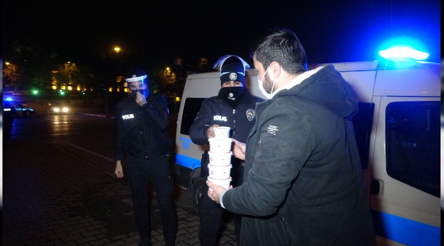 Souk havada grev yapan polislere orba ikram ettiler