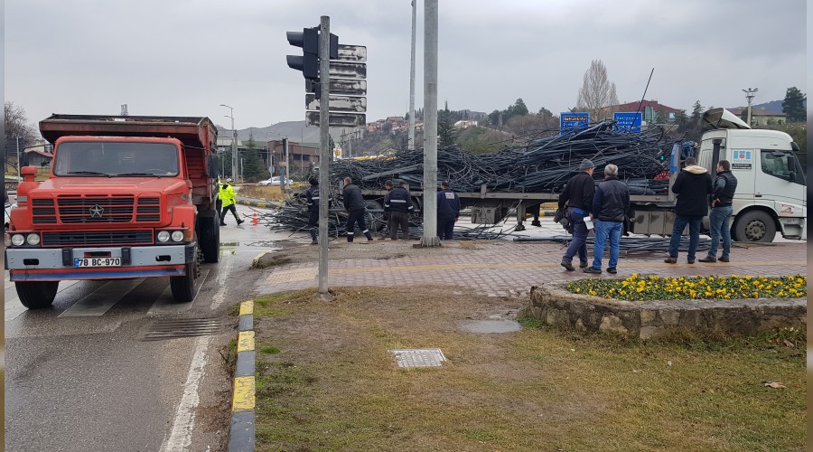 Tırdan devrilen demirler yolu kapattı