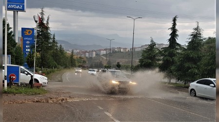 Aniden bastran yamur yollar dere yatana evirdi 