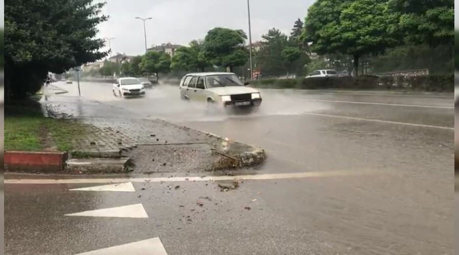 Aniden bastran yamur yollar dere yatana evirdi 
