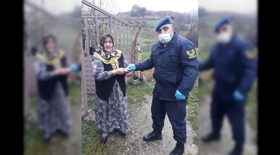 Eflani’de 476 kişiye maaşları evlerinde teslim edildi