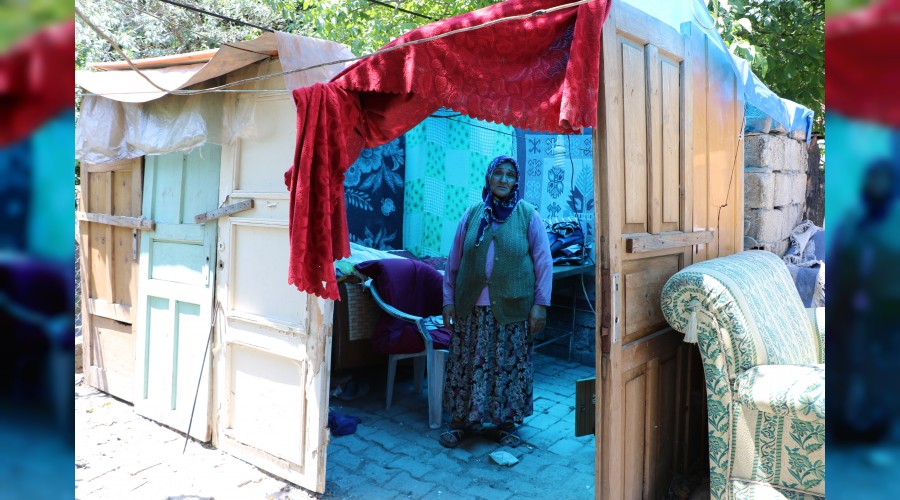 Evi yklan aile kma kaplardan kurduklar barakada yayor