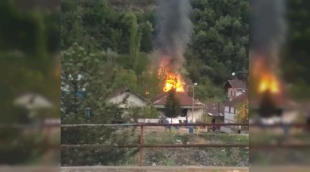 Gzyalar ierisinde evinin yanmasn izledi