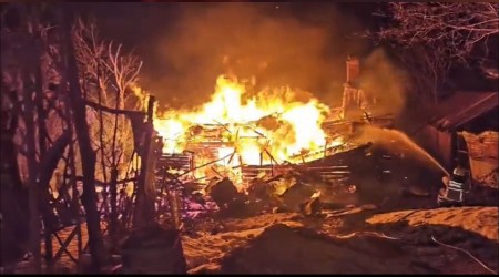 �ki katl� ah�ap ev alevlere teslim oldu: 1 yaral�