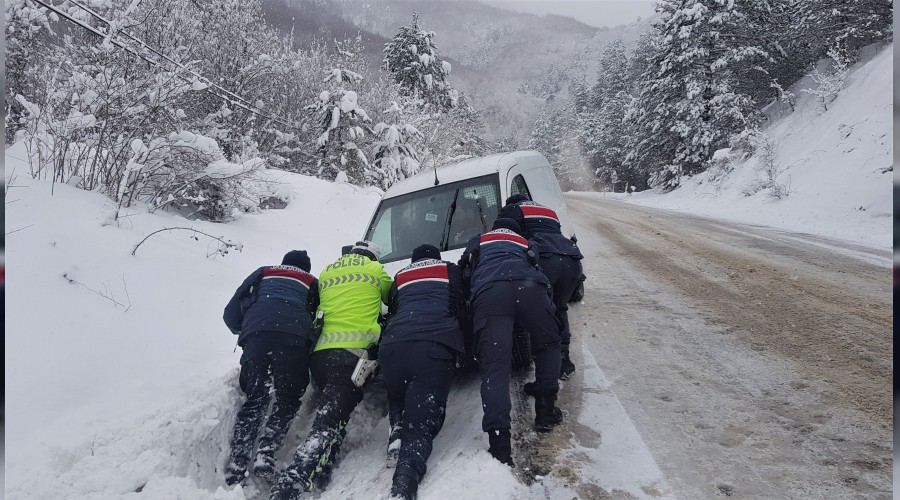 Kar yağışı sürücülere zor anlar yaşattı