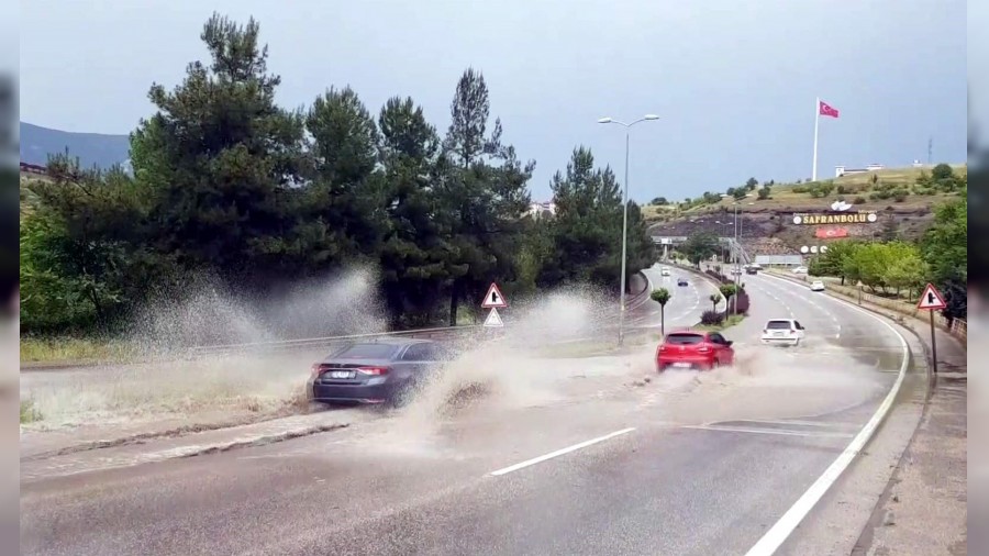 Karabk'te frtna ve yamur etkili oldu, yollar gle dnd
