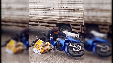Motosiklet srcs kamyonet altnda kalmaktan kl pay kurtuldu