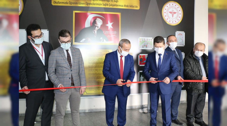 Öğrencilerden sağlık çalışanlarına mektuplu ve resimli ahde vefa panosu