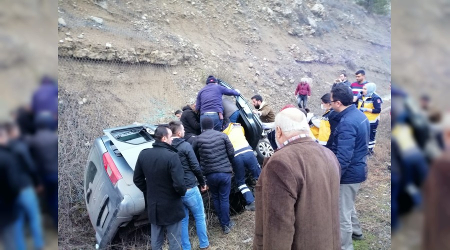 Otomobil şarampole devrildi: 2 yaralı