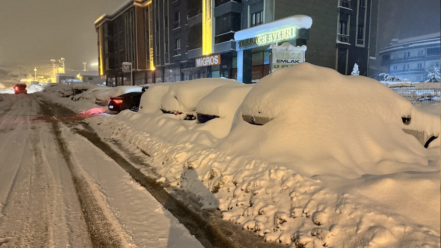 Safranbolu'da ara�lar kar alt�nda adeta kayboldu