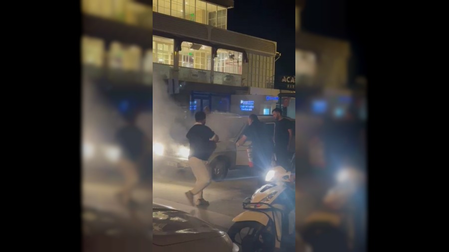 Seyir halindeyken alev alan otomobilin yardmna vatandalar yetiti