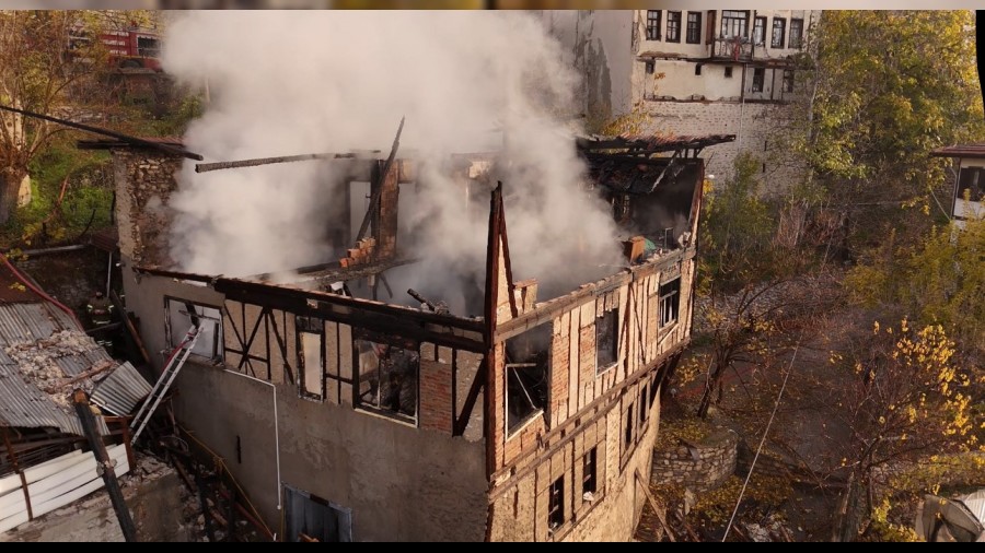 Yanan konaktan geriye kalan harabe dronla grntlendi