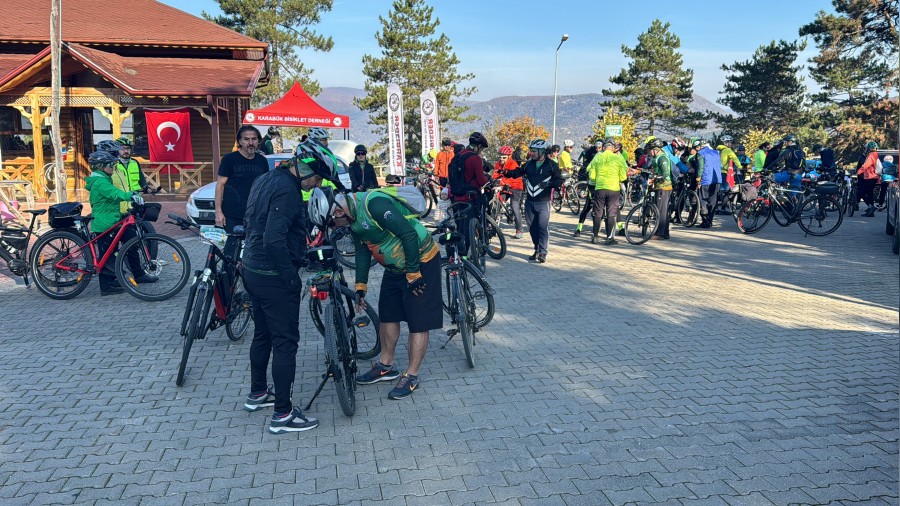 Bisikletseverler Yenice ormanlarnda sonbahar renkleri iin pedal eviriyor