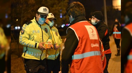 Gen Kzlay Gnllleri kstlamada grev yapan ekiplere scak orba ikram etti