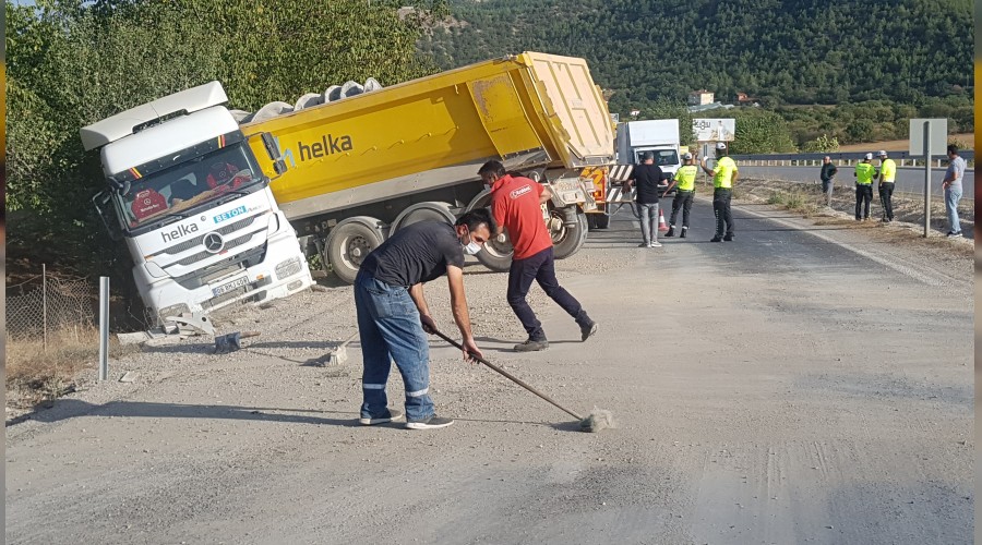 Kamyonu deviren akl kendileri temizlediler
