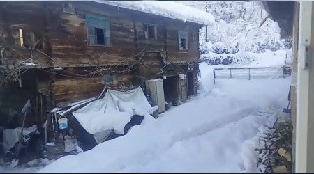 Karab�k'te k�ylerde kar kal�nl��� 1.5 metreyi a�t�