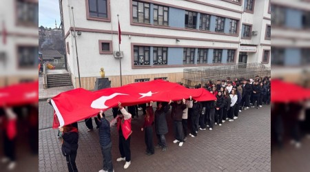 Karab�k'te ��renciler ikinci d�neme T�rk bayraklar�yla ba�lad�