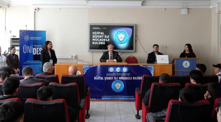 Lise ��rencilerine dijital fark�ndal�k semineri d�zenlendi