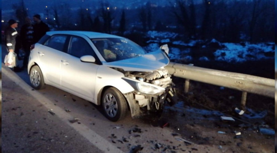 Otomobiller kafa kafaya çarpıştı: 2 ölü, 1 yaralı