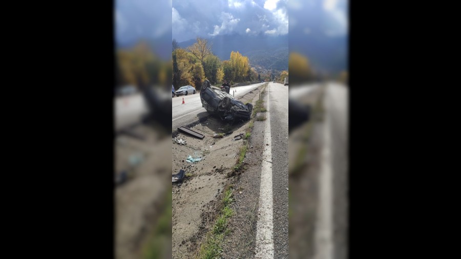 Takla atan otomobilden 2 kii yaral kurtuldu