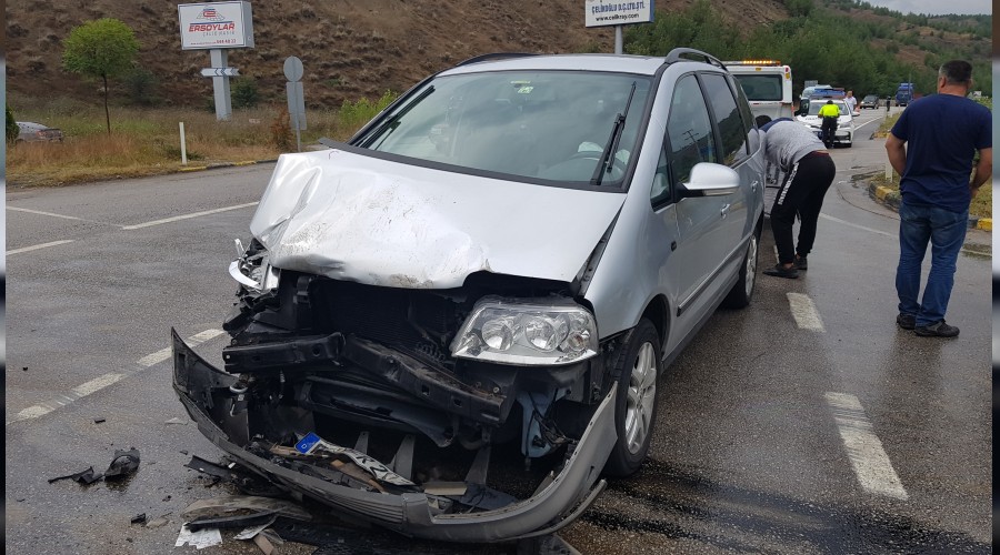 Yabancı plakalı otomobil TIR ile çarpıştı: 4’ü çocuk 8 yaralı